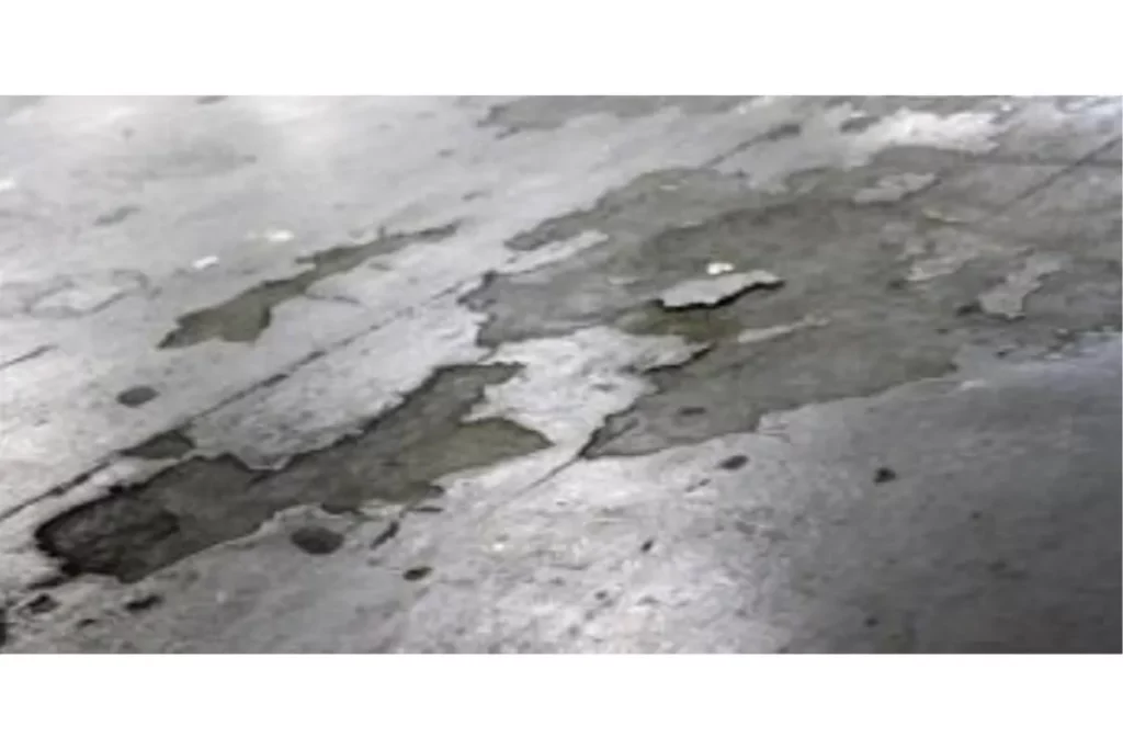 Processos físicos de deterioração-Piso desgastado por abrasão.