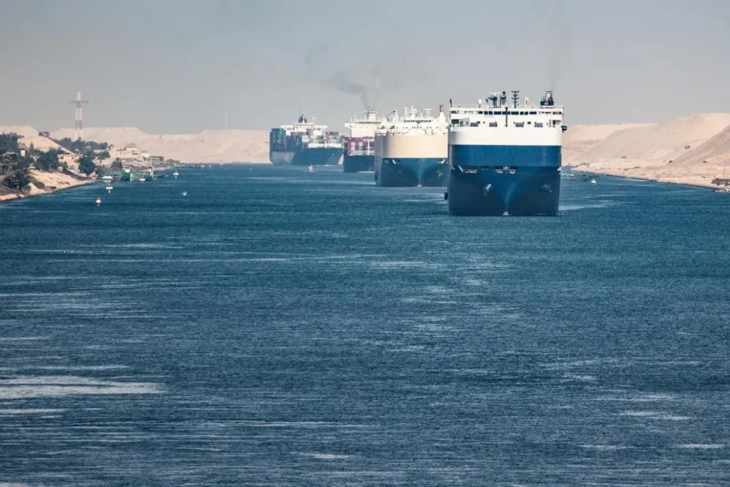 Navios modernos passando pelo Canal de Suez
